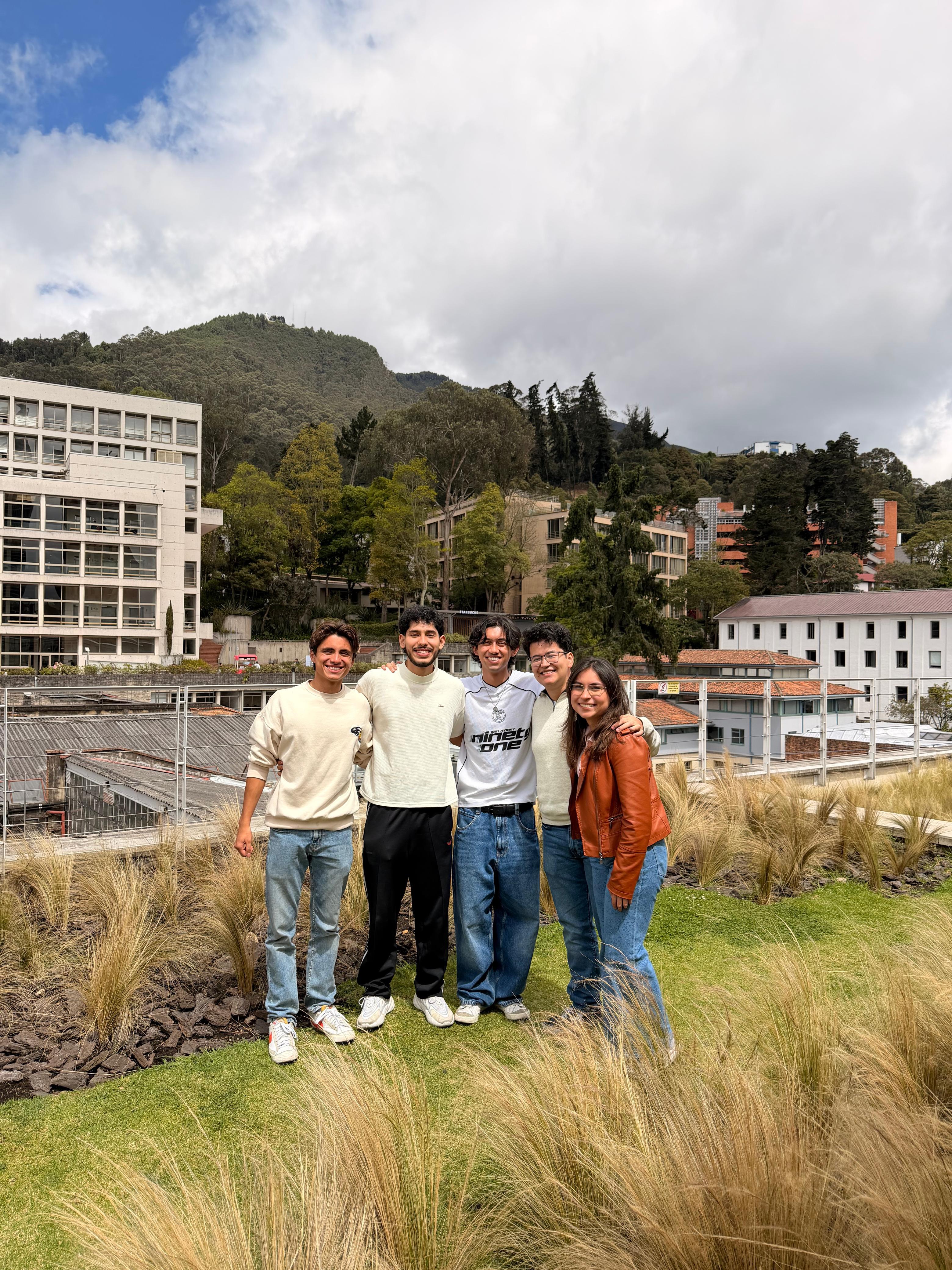 La junta directiva del capítulo reunida en el campus de la Universidad de los Andes