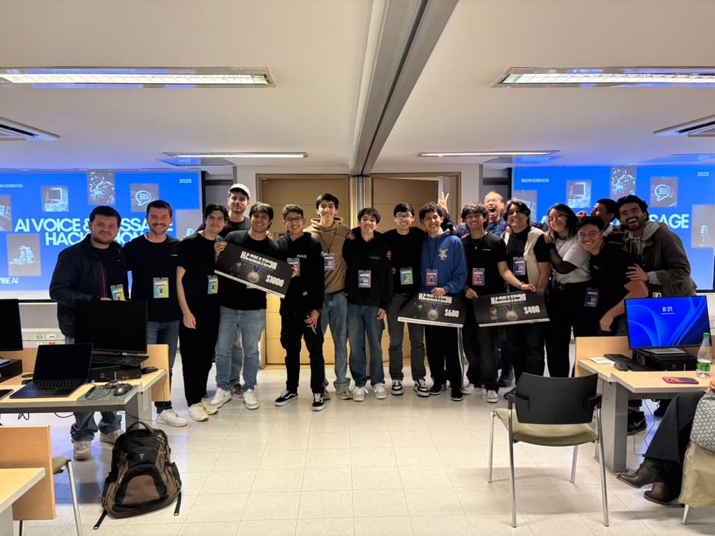 Nuestra primera hackatón, con estudiantes trabajando en sus proyectos.
